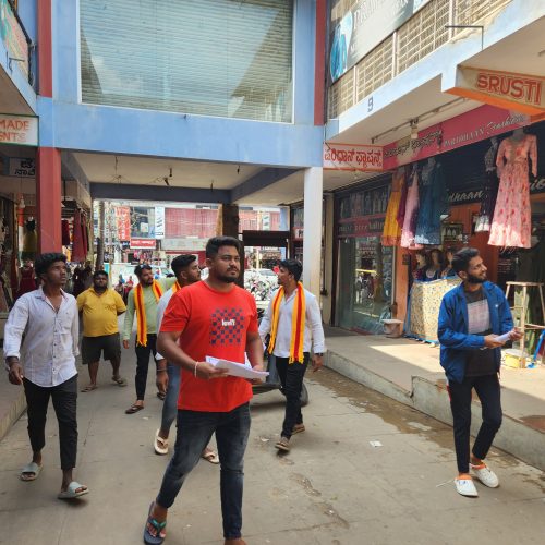 ಕನ್ನಡ ನಾಮಫಲಕ ಶೇ60ರಷ್ಟು ದೊಡ್ಡದಾಗಿದ್ದು,ಉಳಿದಭಾಷೆಯ ನಾಮಫಲಕ ಶೇ40ರಷ್ಟಿರಬೇಕು; ಕರುನಾಡ ವಿಜಯಸೇನೆಯ ಒತ್ತಾಯ