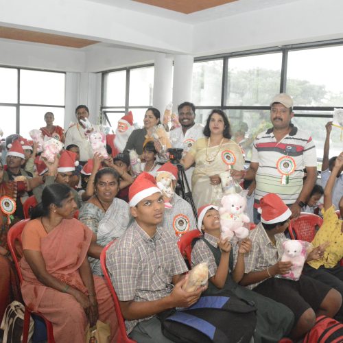 ಕ್ರಿಸ್‌ಮಸ್ ಹಬ್ಬದ ಅಂಗವಾಗಿ ವಿಕಲಚೇತನಮಕ್ಕಳಿಗೆ ಆಟಿಕೆಗಳು ಹಾಗೂ ಸಿಹಿ ವಿತರಣೆ