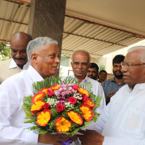 ಮಾಜಿ ಸಂಸದ ಜಿ.ಎಸ್.ಬಸವರಾಜ್ ನಿವಾಸಕ್ಕೆ ಕೇಂದ್ರ ಸಚಿವ ವಿ.ಸೋಮಣ್ಣ ಭೇಟಿ