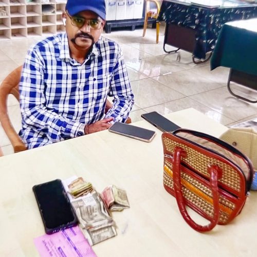 ಮಹಿಳೆಯ ಬ್ಯಾಗ್ ಹಿಂತಿರುಗಿಸಿ ಮಾನವೀಯತೆ ಮರೆದೆ ಆರ್‌ಟಿಓ ಷರೀಫ್