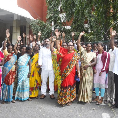 ರಸ್ತೆಯಲ್ಲಿ ಅಕ್ರಮವಾಗಿ ಬೇಲಿ ಹಾಕಿಕೊಂಡಿರುವ ವ್ಯಕ್ತಿಯ ವಿರುದ್ಧ ಕ್ರಮ ಜರುಗಿಸಿ ದಾರಿ ಬಿಡಿಸಿಕೊಡುವಂತೆ ಗೊಲ್ಲರಹಟ್ಟಿ ಗ್ರಾಮಸ್ಥರು ಡಿಸಿಗೆ ಮನವಿ