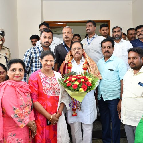 ಶಾಸಕ ಎಸ್.ಆರ್.ಶ್ರೀನಿವಾಸ್ ಪತ್ನಿ ಕೆ.ಪಿ.ಭಾರತಿದೇವಿ ಗೃಹ ಸಚಿವ ಡಾ.ಜಿ.ಪರಮೇಶ್ವರ್ ಅವರಿಗೆ ಭೇಟಿ