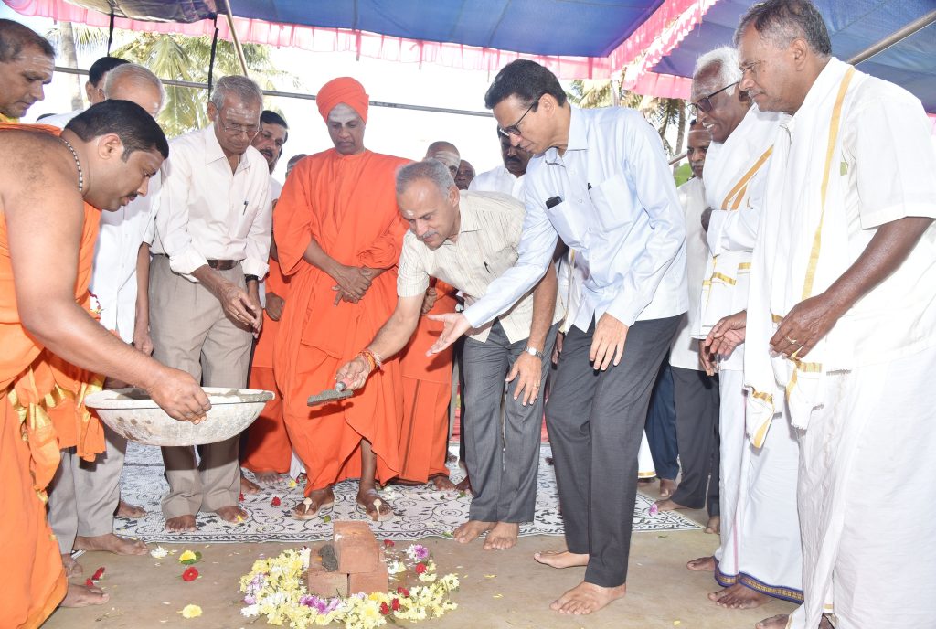 ಸಿದ್ದಗಂಗಾ ಮಠದ 60 ವರ್ಷದ ವಸ್ತುಪ್ರದರ್ಶನ ಸಂಭ್ರಮ: ಶಿವಕುಮಾರ ಸ್ವಾಮೀಜಿಯ ಪುತ್ಥಳಿ ಸ್ಥಾಪನೆಗೆ ಭೂಮಿ ಪೂಜೆ 2 DSC 6175 1