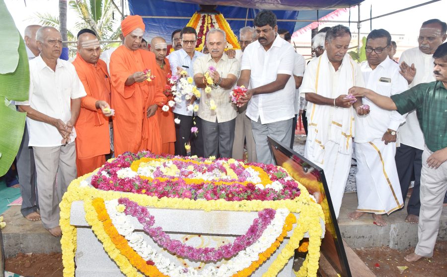 ಸಿದ್ದಗಂಗಾ ಮಠದ 60 ವರ್ಷದ ವಸ್ತುಪ್ರದರ್ಶನ ಸಂಭ್ರಮ: ಶಿವಕುಮಾರ ಸ್ವಾಮೀಜಿಯ ಪುತ್ಥಳಿ ಸ್ಥಾಪನೆಗೆ ಭೂಮಿ ಪೂಜೆ