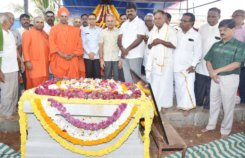 ಸಿದ್ದಗಂಗಾ ಮಠದ 60 ವರ್ಷದ ವಸ್ತುಪ್ರದರ್ಶನ ಸಂಭ್ರಮ: ಶಿವಕುಮಾರ ಸ್ವಾಮೀಜಿಯ ಪುತ್ಥಳಿ ಸ್ಥಾಪನೆಗೆ ಭೂಮಿ ಪೂಜೆ 3 DSC 6210