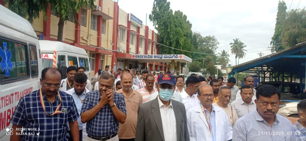 ಉಪ ಲೋಕಾಯುಕ್ತರ ಮಧುಗಿರಿ ಪರಿಶೀಲನೆ: ಸಾರ್ವಜನಿಕ ಅಹವಾಲುಗಳ ತನಿಖೆ, ಅಧಿಕಾರಿಗಳಿಗೆ ಕಟ್ಟುನಿಟ್ಟಿನ ಸೂಚನೆ 7 WhatsApp Image 2025 11 21 at 1.09.24 PM 2